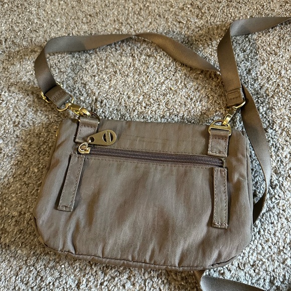 Baggallini Classic Taupe Crossbody Bag with Turn-Lock Closure - Picture 2 of 5